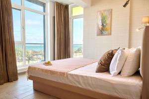 Ένα ή περισσότερα κρεβάτια σε δωμάτιο στο Beachfront Sea View Apartment - Spa Pools beach Resort