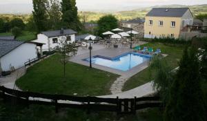 Una vista aérea de una piscina en un patio. en Casa Barbadelo, en Sarria