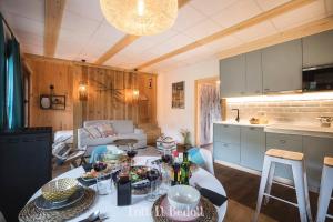 Kuchyňa alebo kuchynka v ubytovaní Abadía de Montenartró Apartamentos