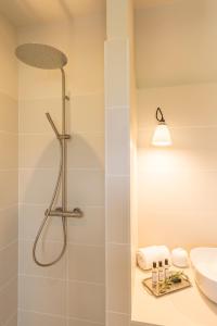 W łazience znajduje się prysznic i umywalka. w obiekcie Boutique hôtel Château Rouher w mieście Propriano