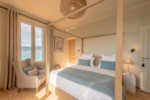 普罗普里亚诺Boutique hôtel Château Rouher的带床、椅子和窗户的卧室