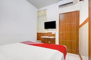 מיטה או מיטות בחדר ב-SUPER OYO 90422 Mall Of Indonesia