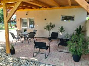 Patio alebo iná vonkajšia časť ubytovania Léna Vendégház