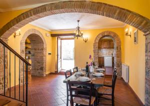 eine Küche und ein Esszimmer mit einem Tisch und Stühlen in der Unterkunft Il Leccio in San Gimignano
