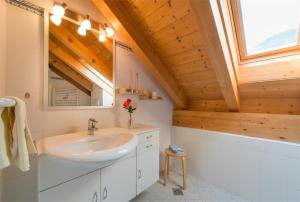 un bagno con lavandino e finestra di Dissertorihof ad Andriano