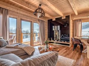 salon z kanapą i kominkiem w obiekcie NA SKRAJU LASU domki z balią, jacuzzi w Białym Dunajcu