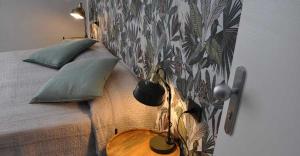 1 dormitorio con 1 cama y 1 mesa con lámpara en Hotel Torre, en Celle Ligure