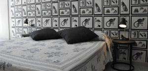 1 dormitorio con cama y pared con cuadros en Hotel Torre, en Celle Ligure