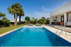 uma piscina no quintal de uma villa em Can Rin em San Antonio Bay