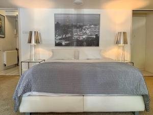 アムステルダムにあるJordan Canal Studioのベッドルーム1室(大型ベッド1台、ランプ2つ付)