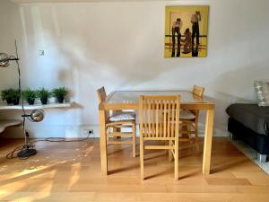 una mesa de madera y sillas en la sala de estar. en Jordan Canal Studio, en Ámsterdam