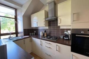 Kitchen o kitchenette sa No 10 Immaculate City Centre, Top Floor 2 Bed Flat with Free Parking