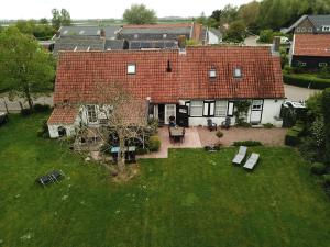 een luchtzicht op een huis met een tuin bij Ferienhaus Gapinge Walcheren Zeeland in Veere