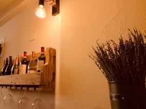 Napoje w obiekcie Charming Attic Apartment With Balcony & Swimming Pool