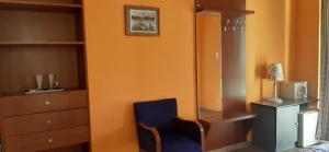 Pokój z niebieskim krzesłem i lustrem w obiekcie Aqua Hostel w Siófoku +33 zdjęcia