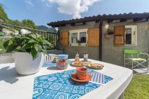 a table with a plate of food on top of it at Erve Come Una Volta Casa Vacanza 