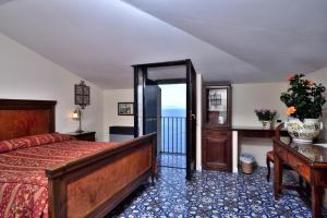 um quarto com uma cama e uma varanda em Hotel La Tonnarella em Sorrento