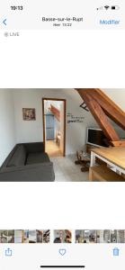twee foto's van een kamer met een bed en een woonkamer bij Appartement F2 proche La Bresse in Basse-sur-le-Rupt