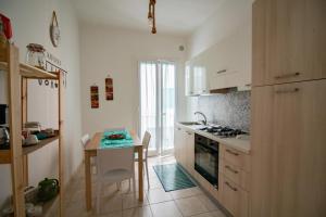 Virtuvė arba virtuvėlė apgyvendinimo įstaigoje La casa di Polignano- locazione turistica
