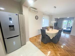 Kuchyňa alebo kuchynka v ubytovaní Apartmani Oaza