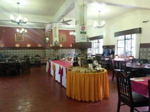 un restaurante con mesa y mantel amarillo en Hotel Mi Ranchito, en Xicotepec de Juárez