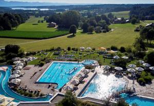 einen Luftblick auf einen Pool in einem Resort in der Unterkunft Thermenhotel Ströbinger Hof in Bad Endorf
