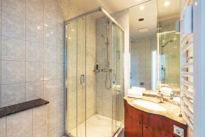 Bilik mandi di SEETELHOTEL Villa Waldesruh +11 gambar