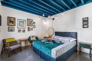 Posteľ alebo postele v izbe v ubytovaní Boutique triple house with garden & roof terrace