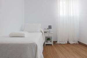 A bed or beds in a room at Cádiz caleta de cádiz 1