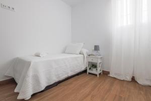A bed or beds in a room at Cádiz caleta de cádiz 1
