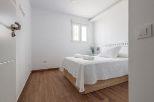 A bed or beds in a room at Cádiz caleta de cádiz 1
