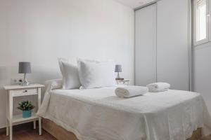 A bed or beds in a room at Cádiz caleta de cádiz 1