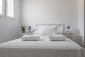 A bed or beds in a room at Cádiz caleta de cádiz 1