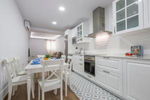 A kitchen or kitchenette at Cádiz caleta de cádiz 1