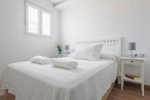 A bed or beds in a room at Cádiz caleta de cádiz 1