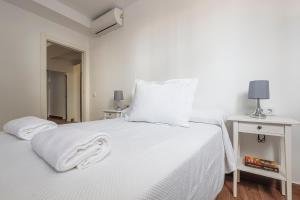 A bed or beds in a room at Cádiz caleta de cádiz 1