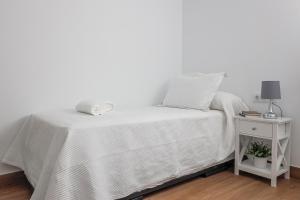 A bed or beds in a room at Cádiz caleta de cádiz 1