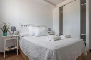 A bed or beds in a room at Cádiz caleta de cádiz 1