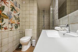 A bathroom at Cádiz caleta de cádiz 1