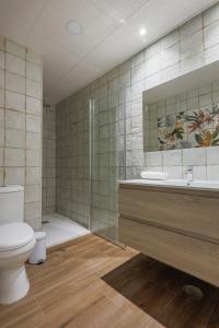 A bathroom at Cádiz caleta de cádiz 1