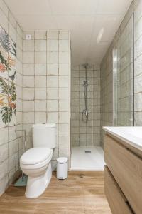 A bathroom at Cádiz caleta de cádiz 1