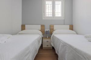 A bed or beds in a room at Cádiz caleta de cádiz 1