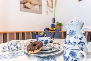 um donut num prato numa mesa com um vaso em Haus Alexandra em Werfenweng
