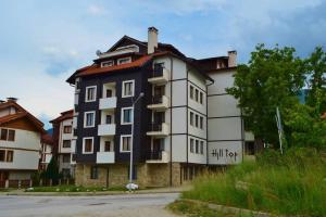 een groot gebouw met een zwart-wit bij Просторная студия в жилом комплексе Hill Top in Bansko