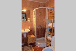 een badkamer met een douche, een toilet en een wastafel bij Просторная студия в жилом комплексе Hill Top in Bansko