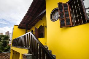 un edificio amarillo con escalera y ventanas en Pousada 45 Hostel, en Belo Horizonte