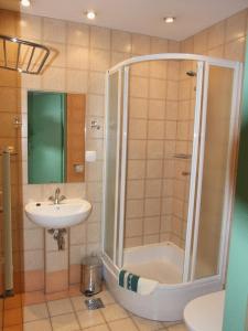 W łazience znajduje się prysznic i umywalka. w obiekcie Dom Duszpasterski Sanktuarium Bożego Miłosierdzia w Krakowie