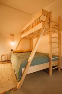 Letto a castello in camera con letto a castello. di Perfect for quiet vacation with family and friends a Setúbal