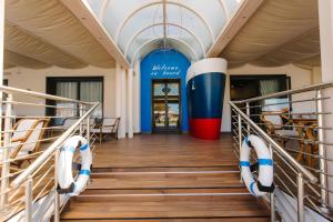 una escalera en el himno de los mares con la entrada al barco en Hotel Giulia, en Lido di Camaiore