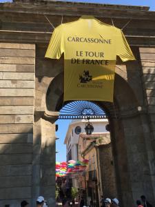 una camicia gialla è appesa a un ponte di Art Home a Carcassonne
